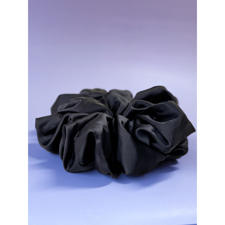 Silk XLARGE Scrunchie I Sort fra LÉ MOSCH