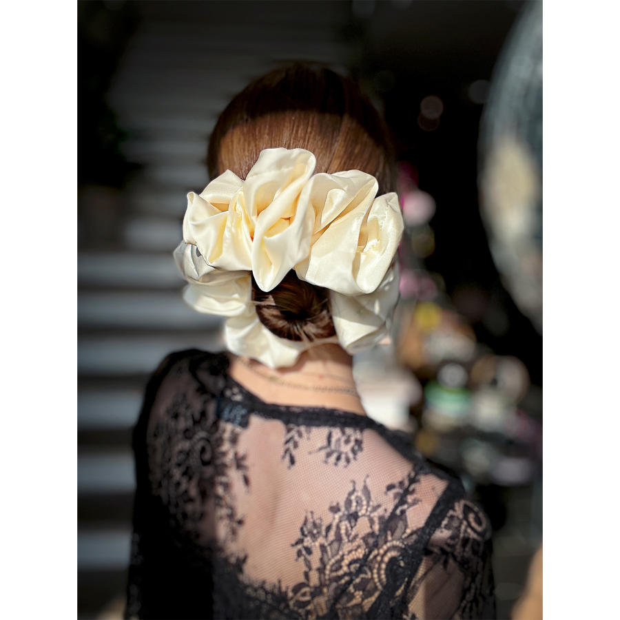 Silk XLARGE Scrunchie I Creme fra LÉ MOSCH