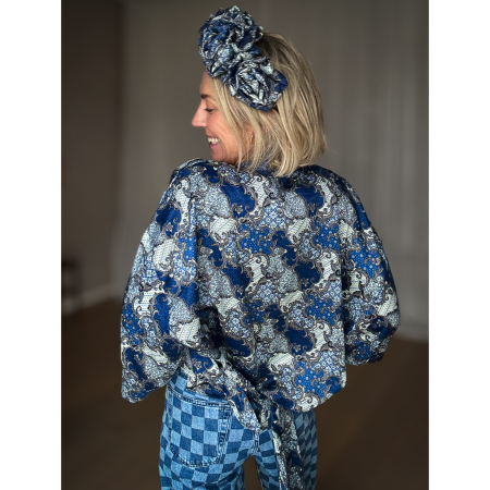 Håndlavet Maria Kimonono 362 i Hvid & Blå print, syet af upcyclede materialer, med trekvarte ærmer og bælte fra le mosch.