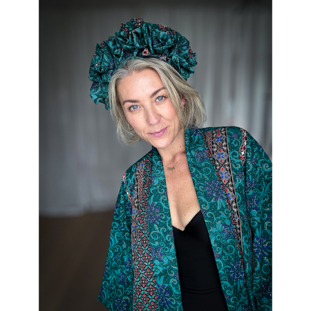 Håndlavet Maria Kimono i Turkis grøn print, syet af upcyclede materialer, med trekvarte ærmer og bælte fra le mosch.