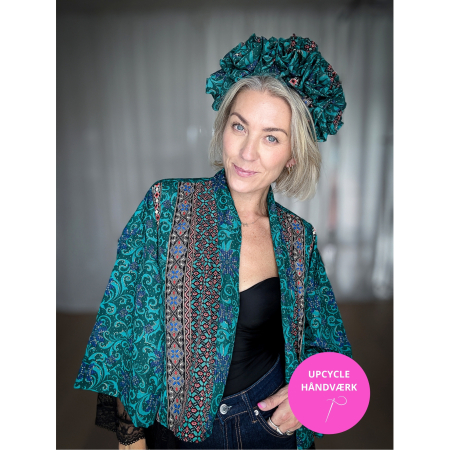 Håndlavet Maria Kimono i Turkis grøn print, syet af upcyclede materialer, med trekvarte ærmer og bælte fra le mosch.