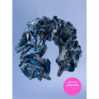 Håndlavet Maria Blomsterkrone hårbøjle no 9 i Blå og blå mønsterstof fra upcyclede kimonoer. Håndlavet Maria Blomsterkrone hårbøjle no 9 i Blå og blå mønsterstof fra upcyclede kimonoer.
