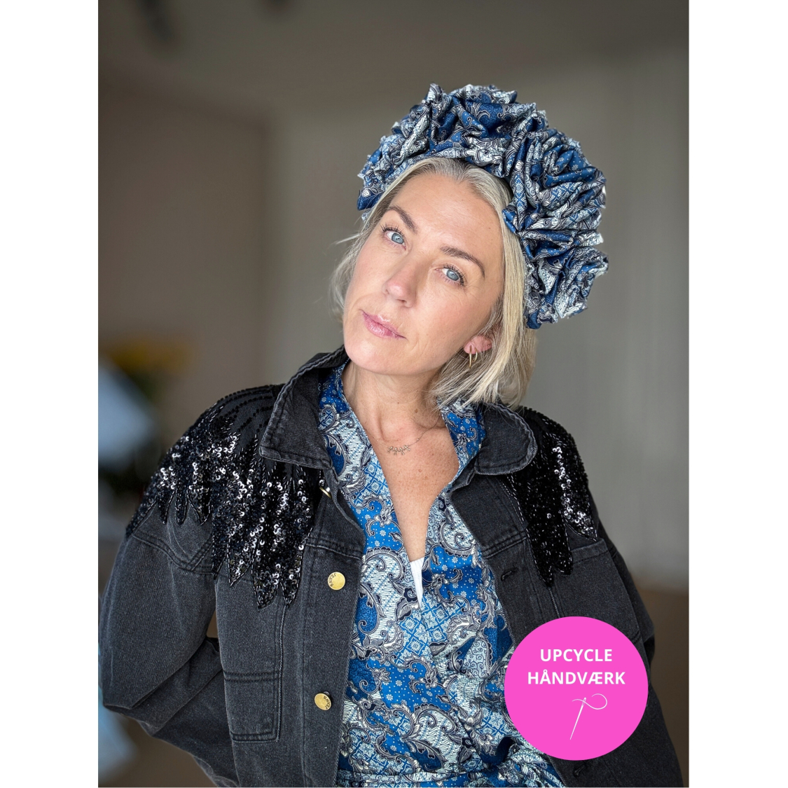 Håndlavet Maria Blomsterkrone hårbøjle no 9 i Blå og blå mønsterstof fra upcyclede kimonoer.