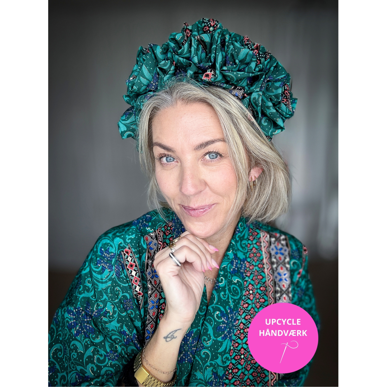 Håndlavet Maria Blomsterkrone hårbøjle no 10 i Turkis og blå mønsterstof fra upcyclede kimonoer.