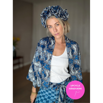 Håndlavet Maria Kimonono 362 i Hvid & Blå print, syet af upcyclede materialer, med trekvarte ærmer og bælte fra le mosch. Håndlavet Maria Kimonono 362 i Hvid & Blå print, syet af upcyclede materialer, med trekvarte ærmer og bælte fra le mosch.