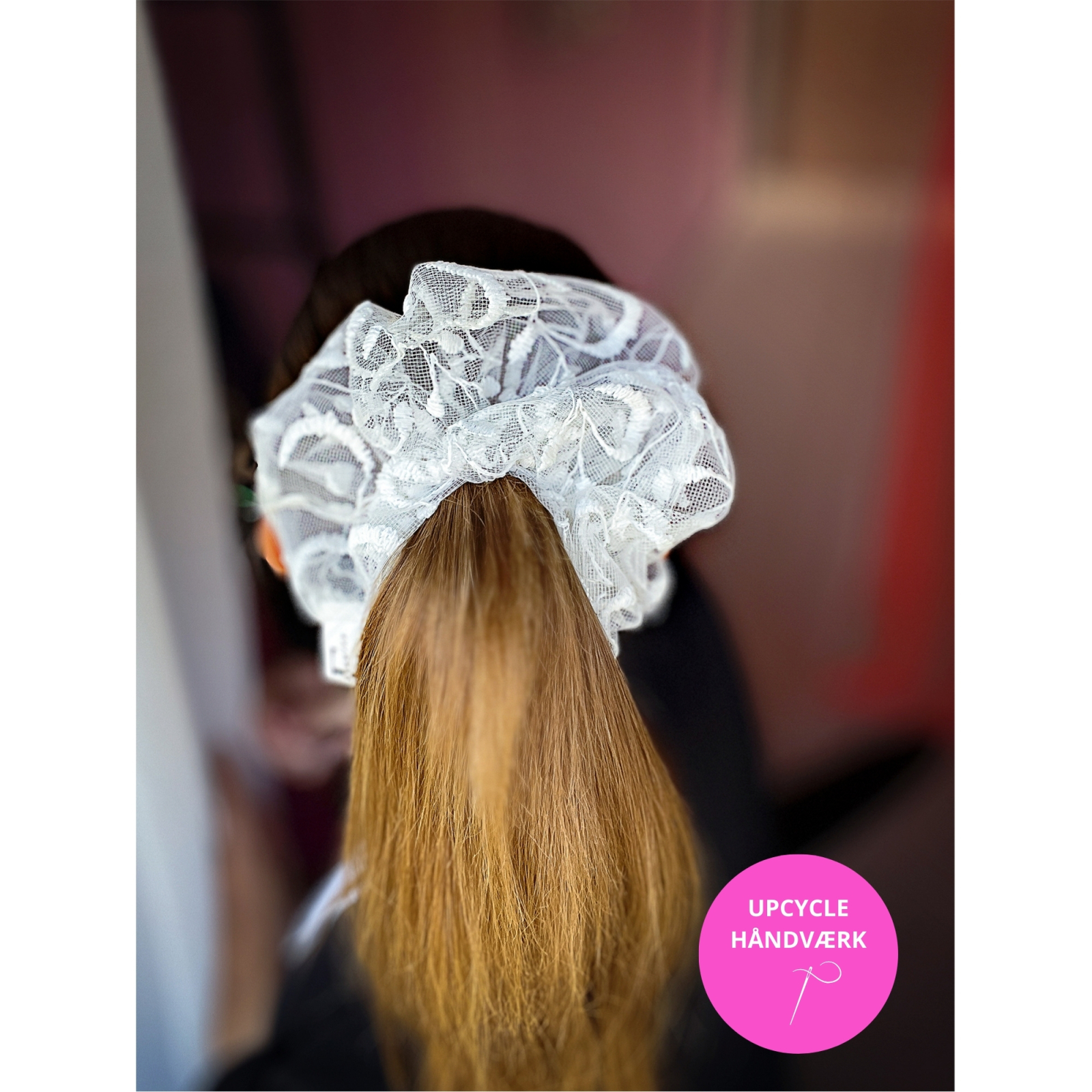 Blonde MEGA Scrunchie I Hvid fra LÉ MOSCH