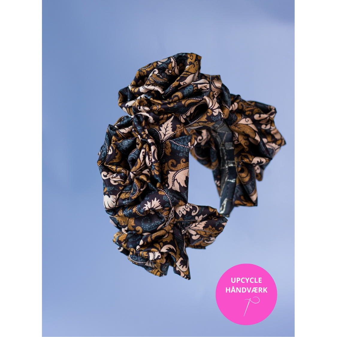 Maria blomsterkrone hårbøjle no 8 i Sort fra le mosch