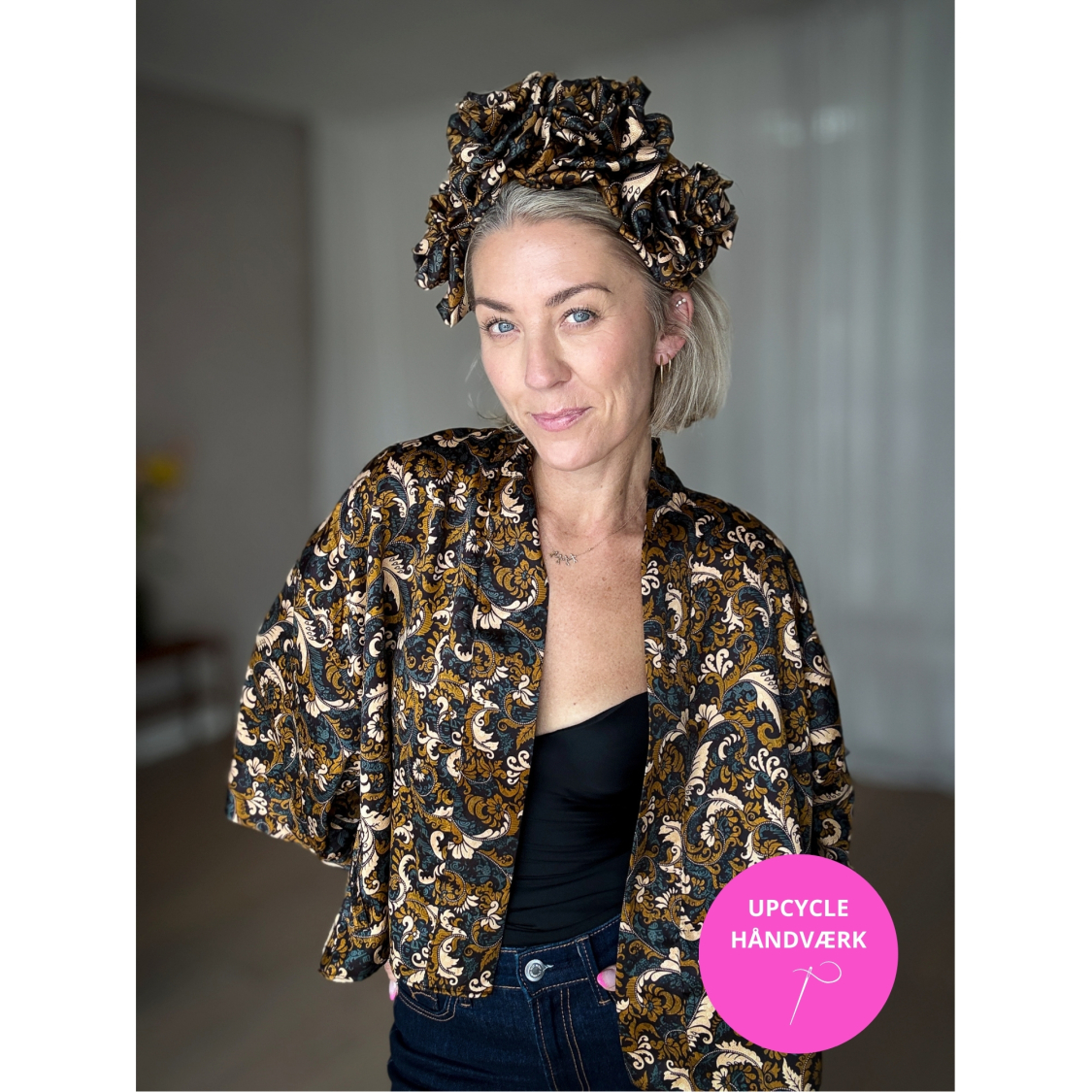 Håndlavet Maria Kimono i sort og nougat farvet print, syet af upcyclede materialer, med trekvarte ærmer og bælte fra le mosch.