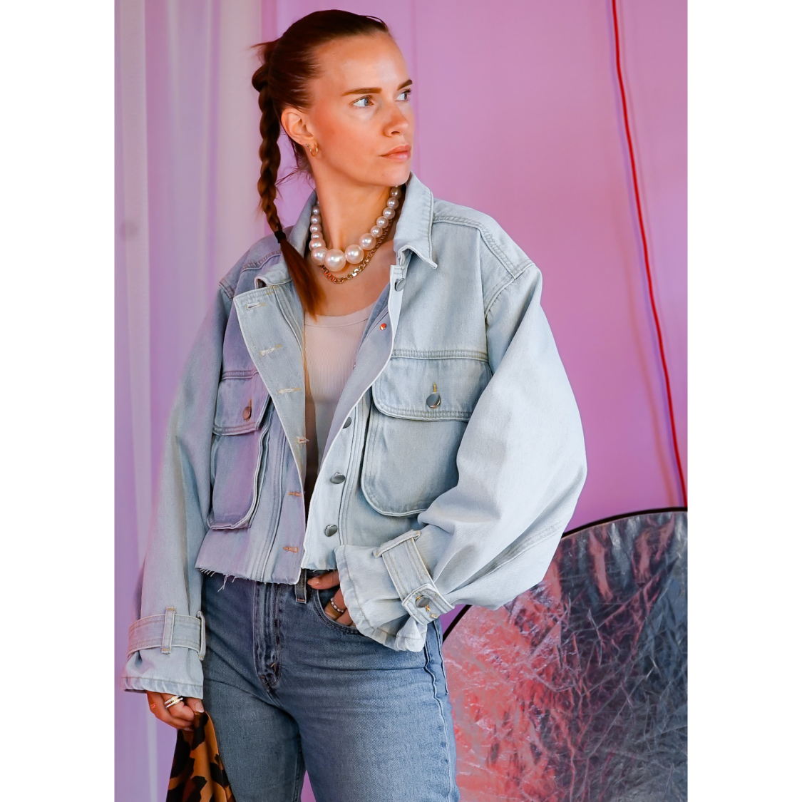 Sabrina Lys Kort Denim Jakke fra LÉ MOSCH, skøn kort og anvendelig denimjakke, lækker denimjakke med et fedt snit, 