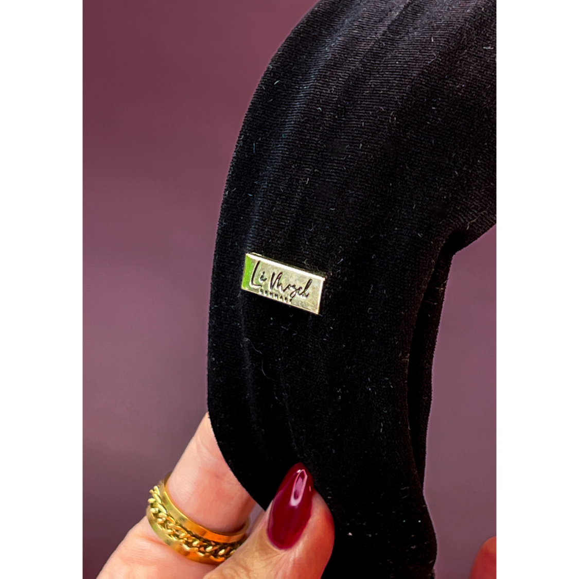 Essie Hårbøjle med sort velour fra LÉ MOSCH, smuk og klassisk hårbøjle, fin og lækker sort hårbøjle, 