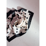 Kajsa Tørklæde med polkaprikker i creme fra LÉ MOSCH, fint og dekorativt tørklæde, 