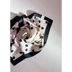 Kajsa Tørklæde med polkaprikker i creme fra LÉ MOSCH, fint og dekorativt tørklæde, 