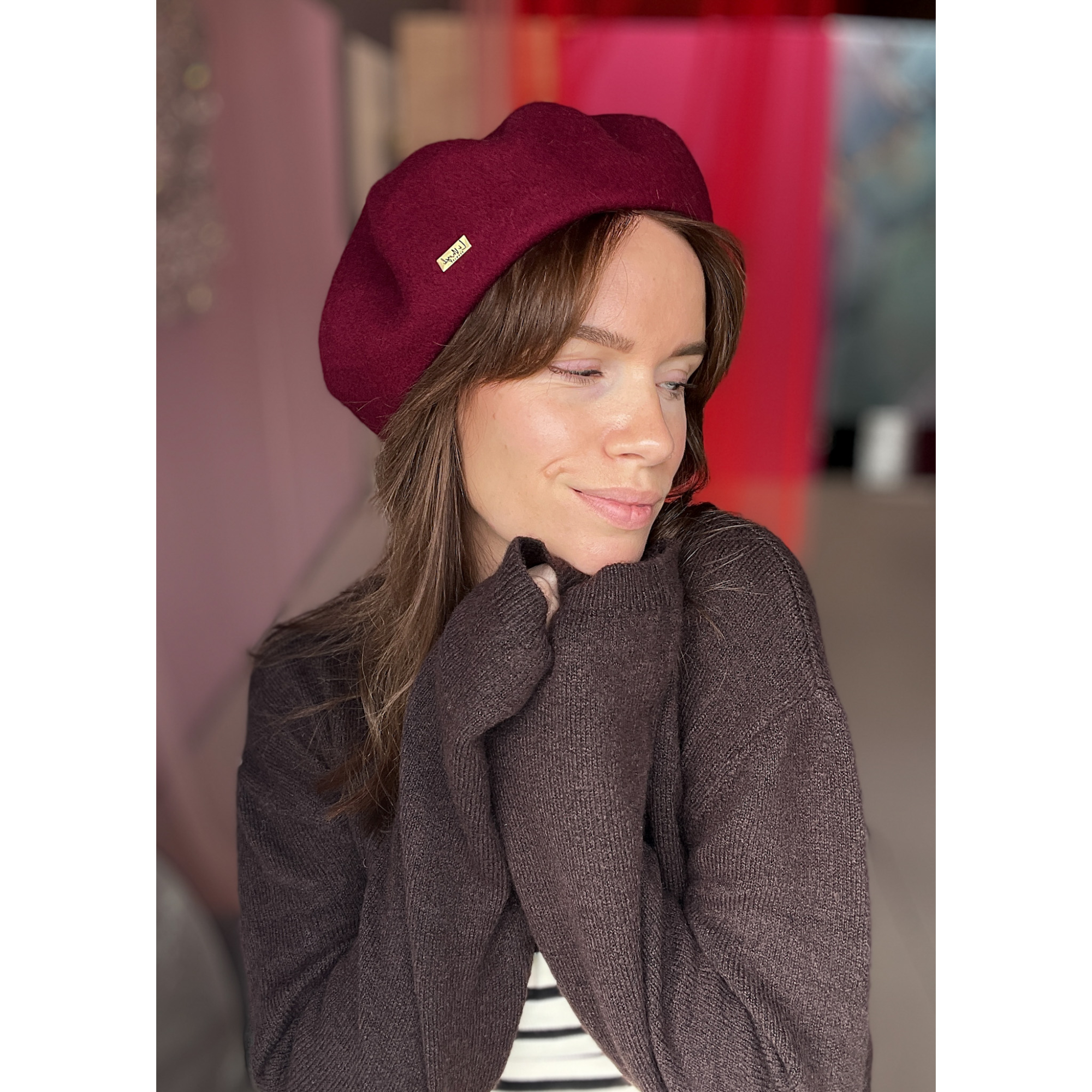 Bess Baret i vinrød fra LÉ MOSCH, klassisk baret i uld, skab et fedt look med en baret,