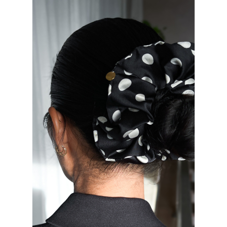 Dottie Scrunchie med Prikker i sort fra LÉ MOSCH, stor prikket scrunchie i sort og hvid, fyldig og smuk scrunchie,