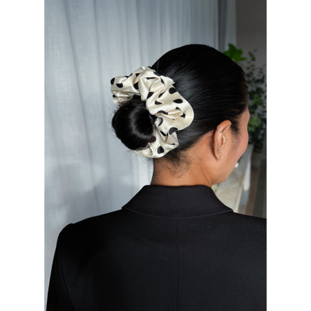 Dottie Scrunchie med Prikker i creme fra LÉ MOSCH, stor prikket scrunchie i creme og sort, fyldig og smuk scrunchie,