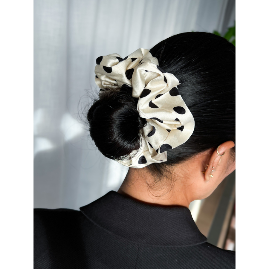 Dottie Scrunchie med Prikker i creme fra LÉ MOSCH, stor prikket scrunchie i creme og sort, fyldig og smuk scrunchie, 