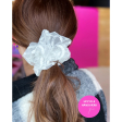 Blonde MEGA Scrunchie I Hvid fra LÉ MOSCH