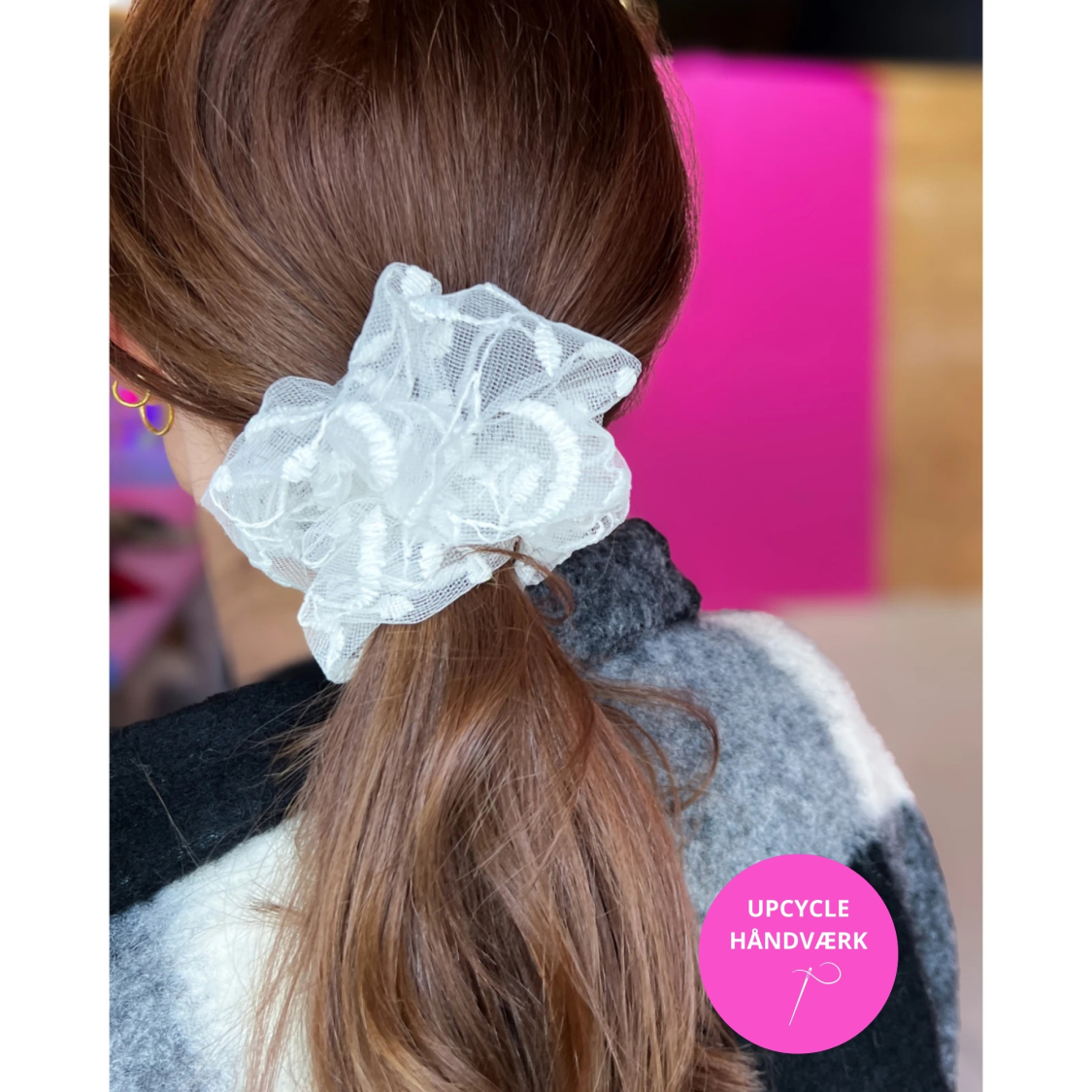 Blonde MEGA Scrunchie I Hvid fra LÉ MOSCH