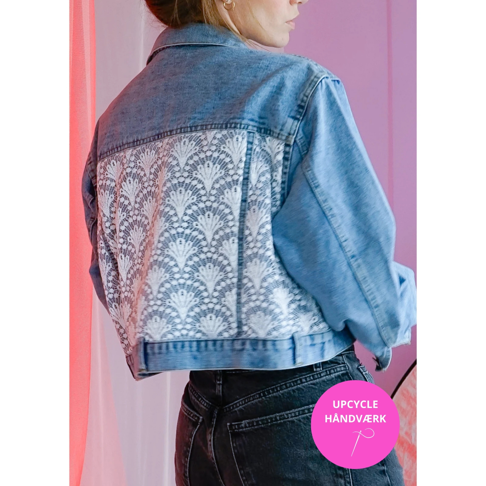Vintage Vibes Kort Denim jakke med blonder no 057 fra LÉ MOSCH, cool og anderledes kort denimjakke, fed blå denimjakke med blonder, 