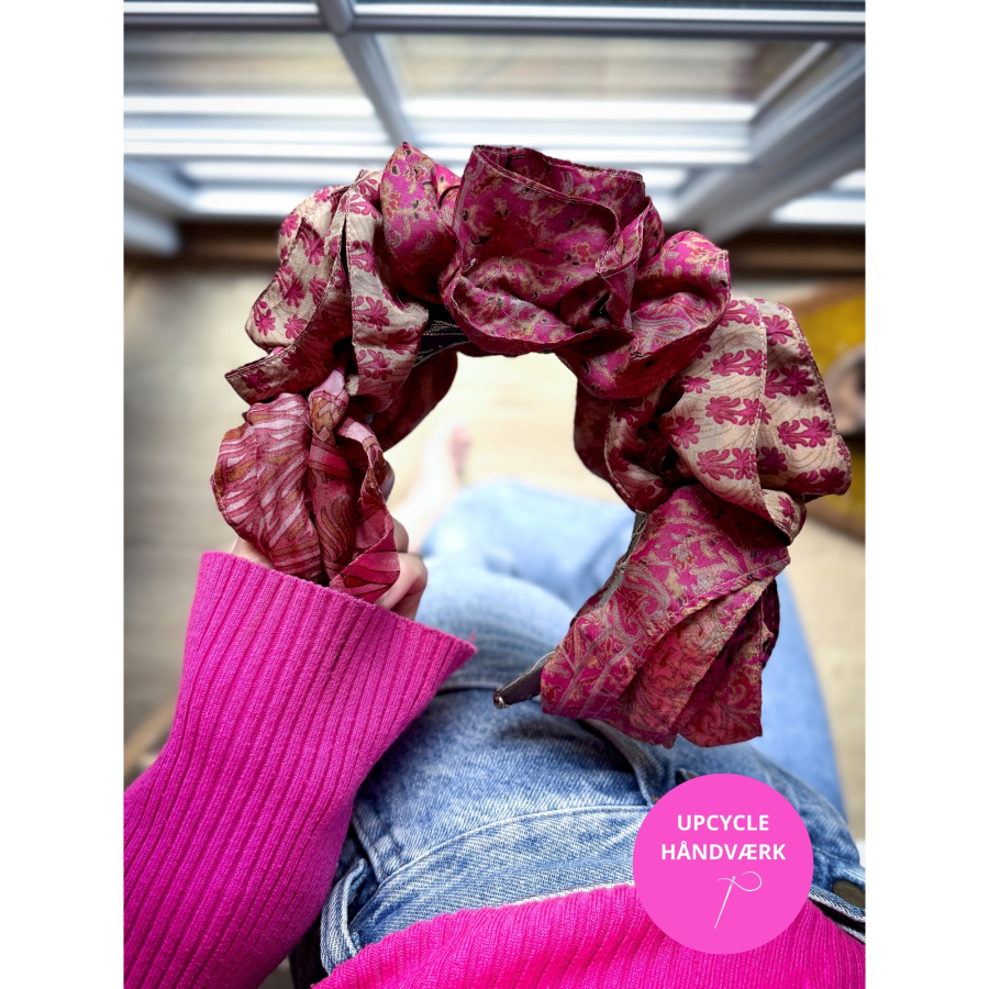 Maria blomsterkrone hårbøjle no 11 i Pink fra le mosch