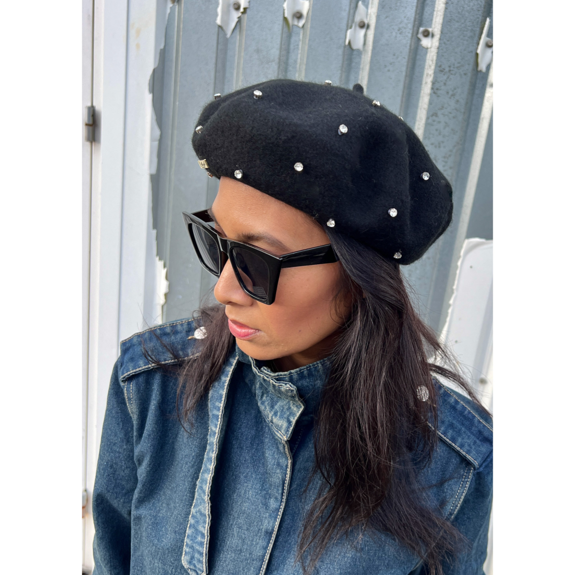 Riga Baret i Sort med similisten fra LÉ MOSCH, klassisk baret pyntet med skinnende sten, sort baret med et twist,  