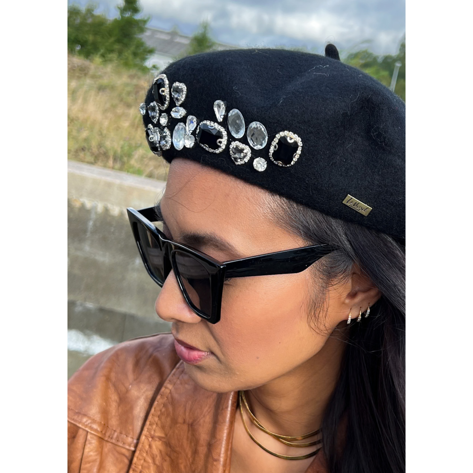 Rosalina Baret i Sort med store similisten fra LÉ MOSCH, klassisk baret pyntet med smukke skinnende sten, sort baret med et dekorativt twist,  