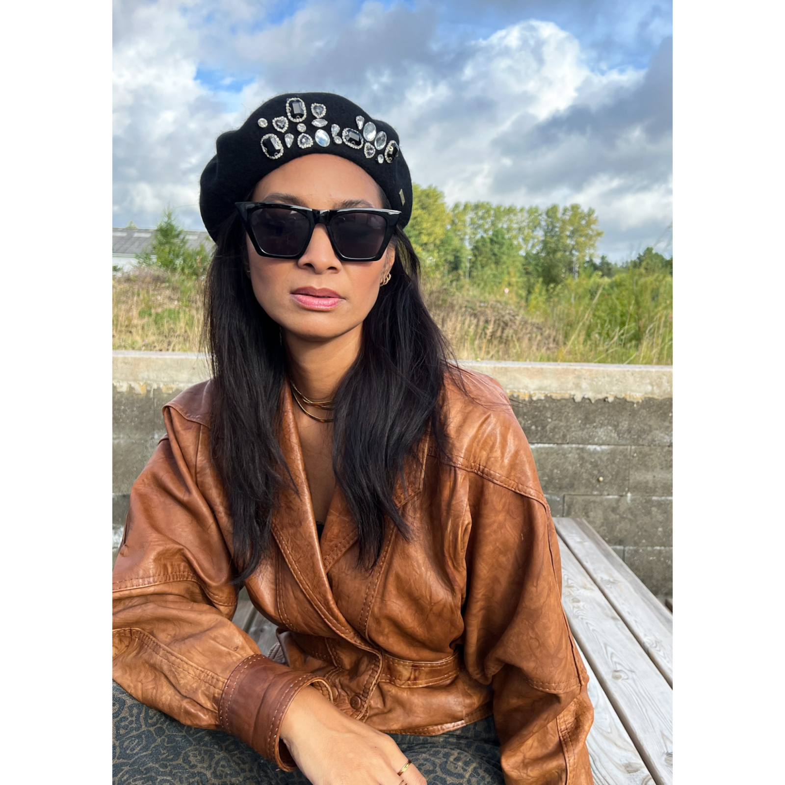 Rosalina Baret i Sort med store similisten fra LÉ MOSCH, klassisk baret pyntet med smukke skinnende sten, sort baret med et dekorativt twist,  