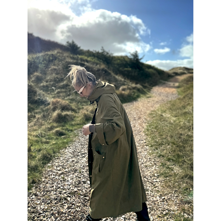 Theresa - lang funktionsjakke i army grøn med hætte fra le mosch