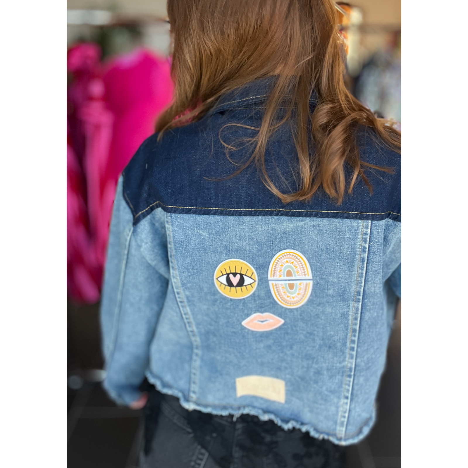 Vintage Vibes Denim Jakke med patches – No. 067 fra LÉ MOSCH, tofarvet denimjakke med patches, unikt design