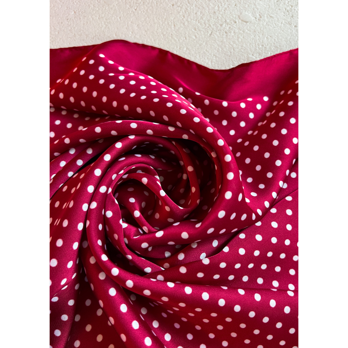 Mimi Tørklæde med små prikker i rød fra LÉ MOSCH, fint og dekorativt tørklæde, smukt rødt tørklæde med prikker,  