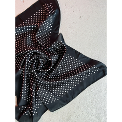 Mimi Tørklæde med små prikker i sort fra LÉ MOSCH, fint og dekorativt tørklæde, smukt sort og hvidt tørklæde med prikker,  