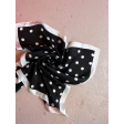 Kajsa Tørklæde med polkaprikker i sort fra LÉ MOSCH, fint og dekorativt tørklæde, super anvendeligt prikket tørklæde,  