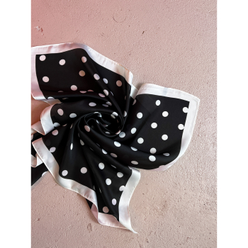 Kajsa Tørklæde med polkaprikker i sort fra LÉ MOSCH, fint og dekorativt tørklæde, super anvendeligt prikket tørklæde,  