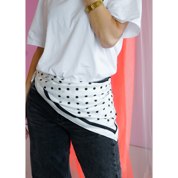 Karia Tørklæde med Prikker i hvid fra LÉ MOSCH, fint og dekorativt tørklæde, super anvendeligt tørklæde med søde prikker,  