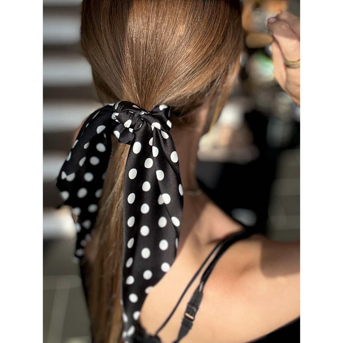 Merle tørklæde scrunchie med prikker i sort fra LÉ MOSCH, dekorativ hårelastik med tørklæde, smuk scrunchie med prikker, 