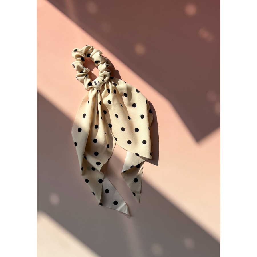 Merle tørklæde scrunchie med prikker i creme fra LÉ MOSCH, dekorativ hårelastik med tørklæde, smuk scrunchie med prikker, 