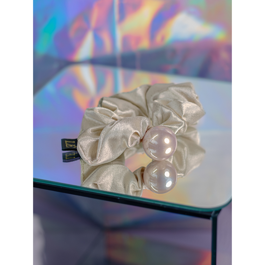 Ritt Scrunchie i Creme med Perle fra le mosch