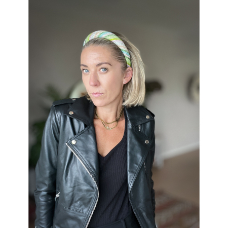 Simi hårbøjle med rhinsten i MIX STRIB GRØN fra le mosch