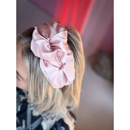 Mikki Hårbøjle med rosa satin fra LÉ MOSCH, smuk og skulpturel hårbøjle, fin og feminin rosa hårbøjle,
