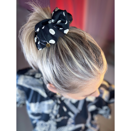 Dottie Scrunchie med Prikker i sort fra LÉ MOSCH, stor prikket scrunchie i sort og hvid, fyldig og smuk scrunchie,