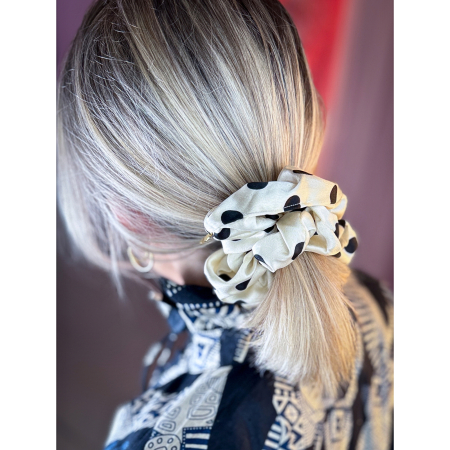 Dottie Scrunchie med Prikker i creme fra LÉ MOSCH, stor prikket scrunchie i creme og sort, fyldig og smuk scrunchie,