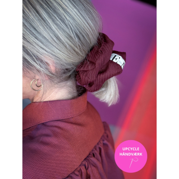 Le Mosch Logo Mega Scrunchie i Vinrød Le Mosch Logo Mega Scrunchie i Vinrød