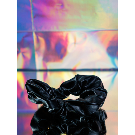 Zoe Scrunchie i Sort Læderlook fra le mosch