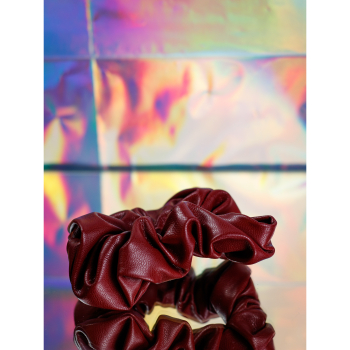 Zoe Scrunchie i Vinrød Læderlook Zoe Scrunchie i Vinrød Læderlook