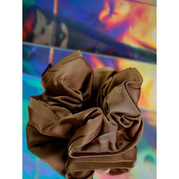 Clive MEGA Scrunchie i Nougat fra le mosch