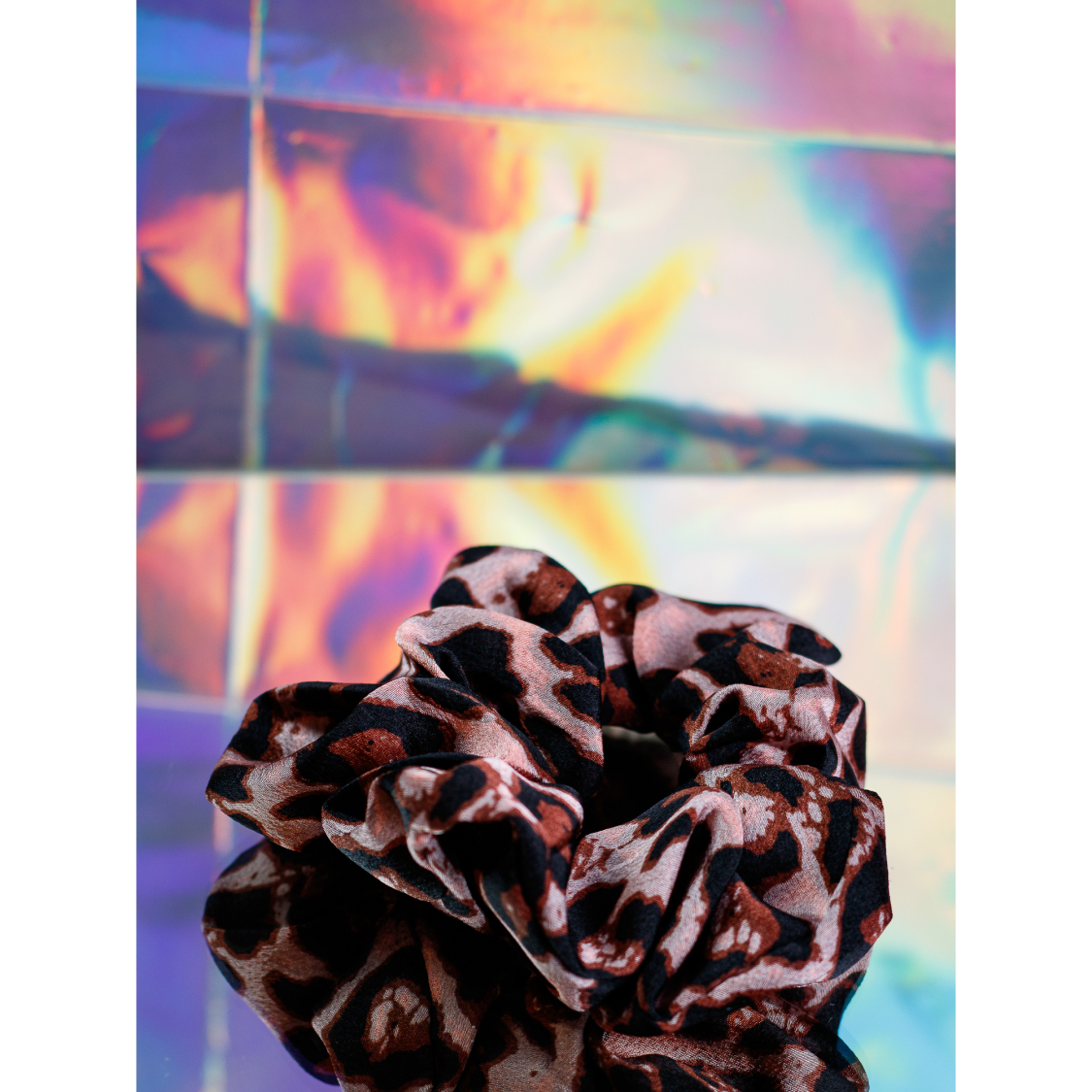 rosa dyreprintet scrunchie fra le mosch