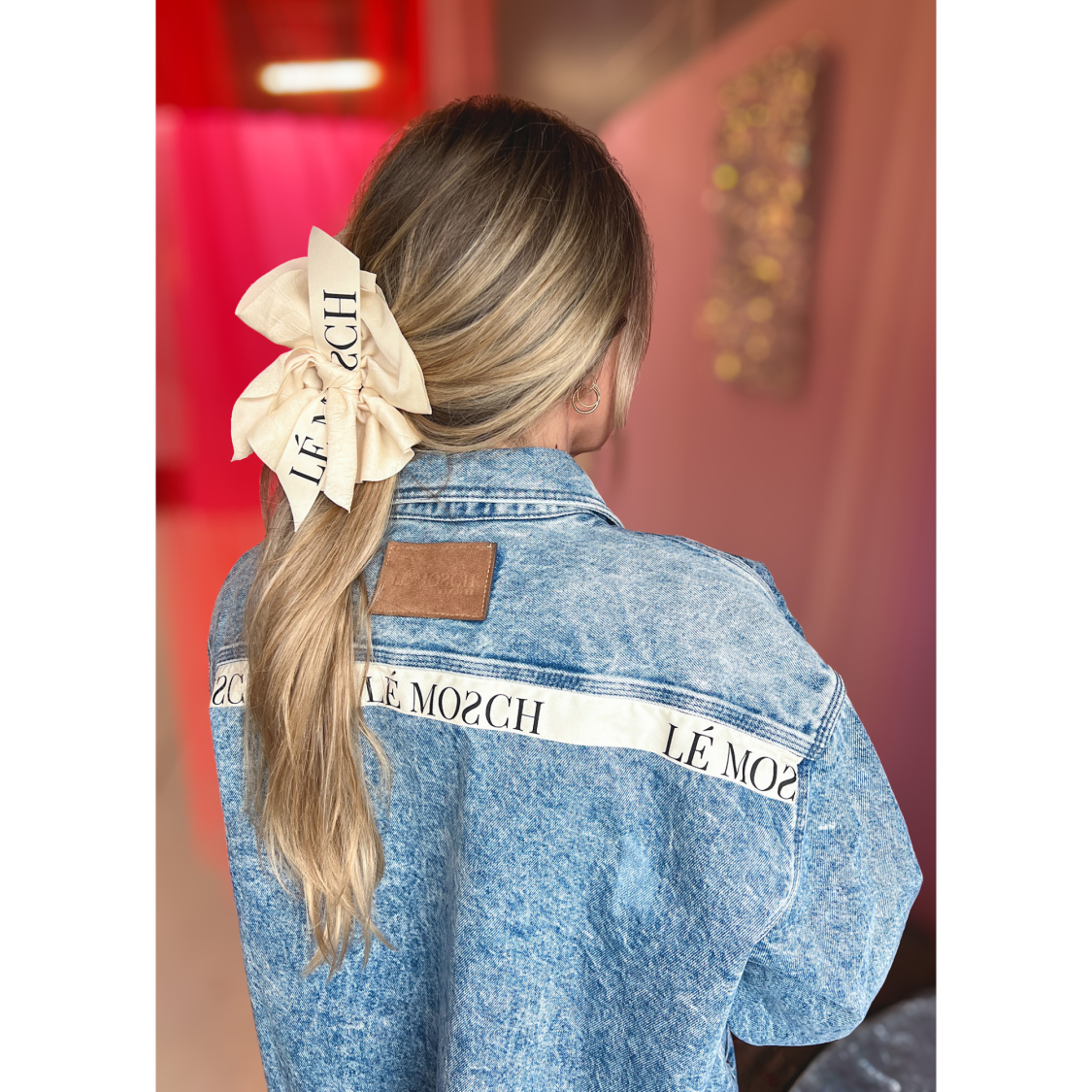 Elka hårklemme i creme med logo fra LÉ MOSCH, fyldig hårklemme, hårklemme med sløjfer og logo,