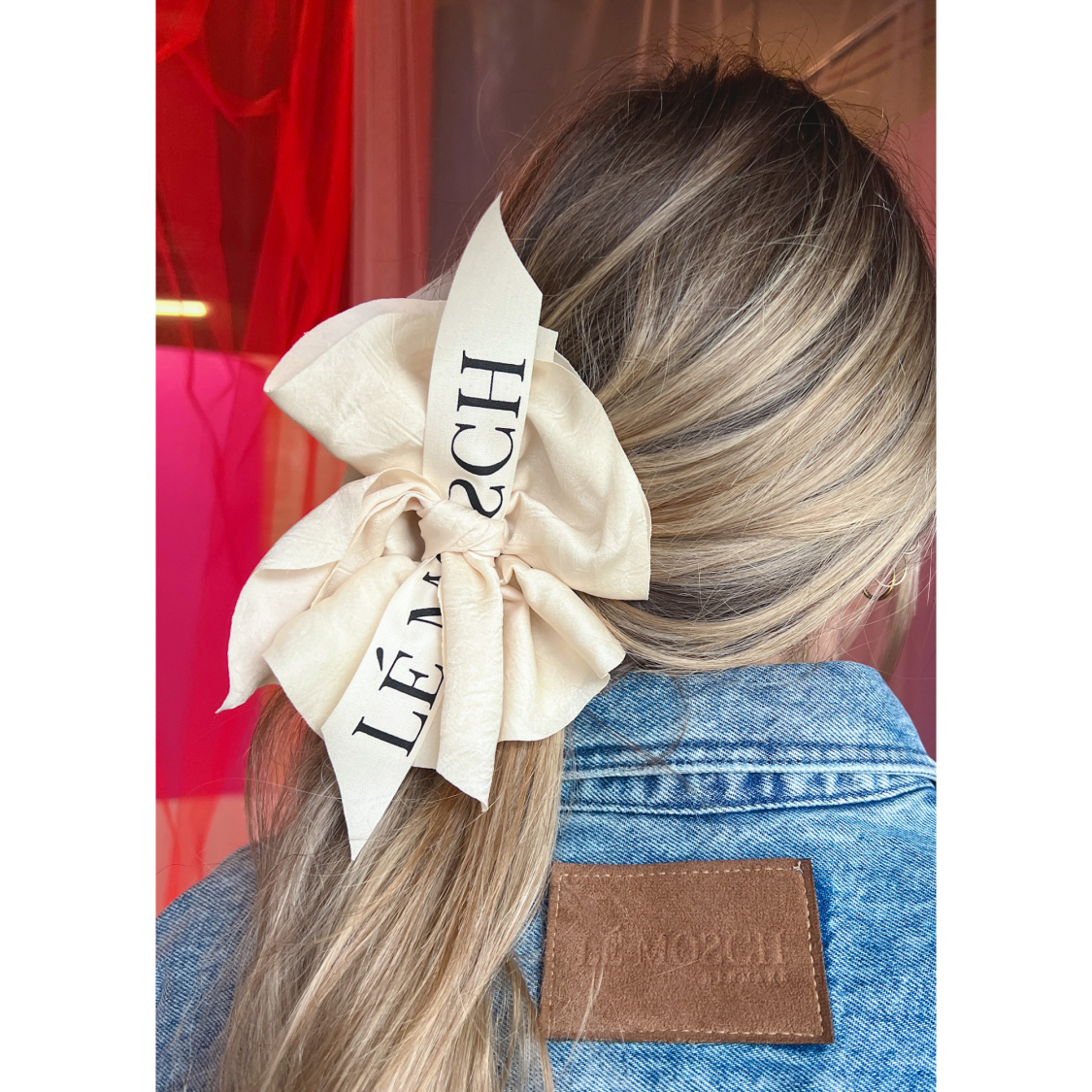 Elka hårklemme i creme med logo fra LÉ MOSCH, fyldig hårklemme, hårklemme med sløjfer og logo,