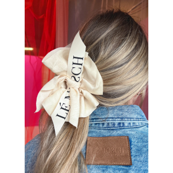 Elka hårklemme i creme med logo fra LÉ MOSCH, fyldig hårklemme, hårklemme med sløjfer og logo, Elka hårklemme i creme med logo fra LÉ MOSCH, fyldig hårklemme, hårklemme med sløjfer og logo,