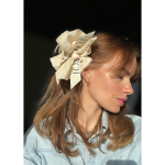 Elka hårklemme i creme med logo fra LÉ MOSCH, fyldig hårklemme, hårklemme med sløjfer og logo,